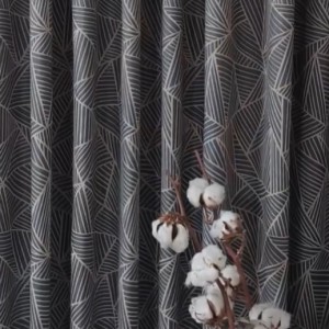 Jaluzelele romane și draperiile decorative pliate manual sunt combinația perfectă!